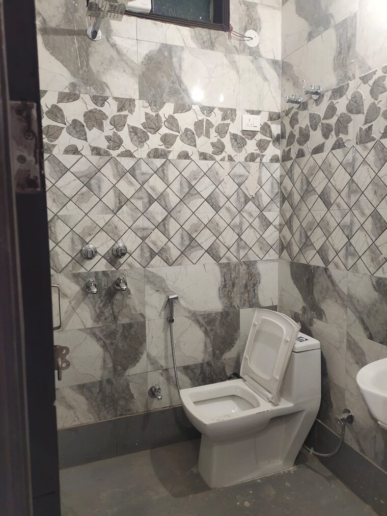 Bathroom, govindpuri 3 Bedroom 900 Sq.Ft. Builder Floor In Govindpuri Delhi 9404520