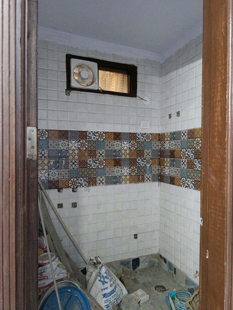 Bathroom, govindpuri 3 Bedroom 900 Sq.Ft. Builder Floor In Govindpuri Delhi 9404520
