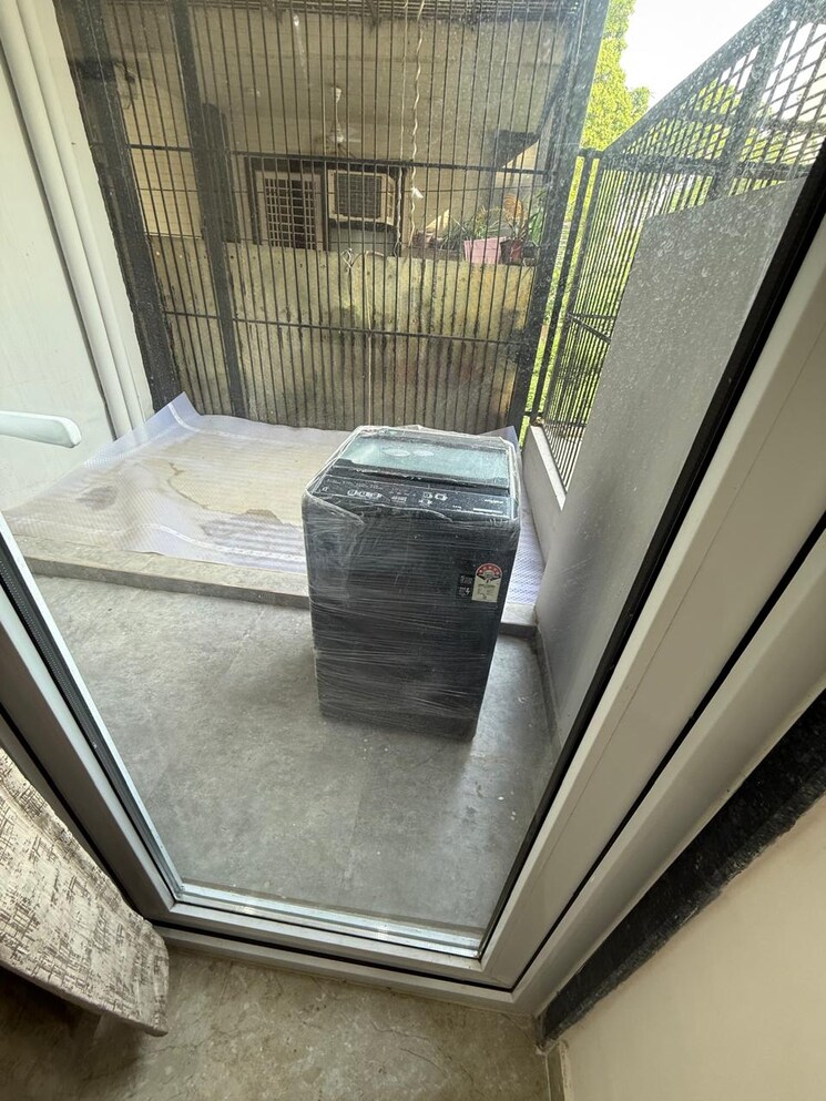 Balcony, sector 27 1 Bedroom 120 Sq.Yd. Apartment In Sector 27 Gurgaon 9404575