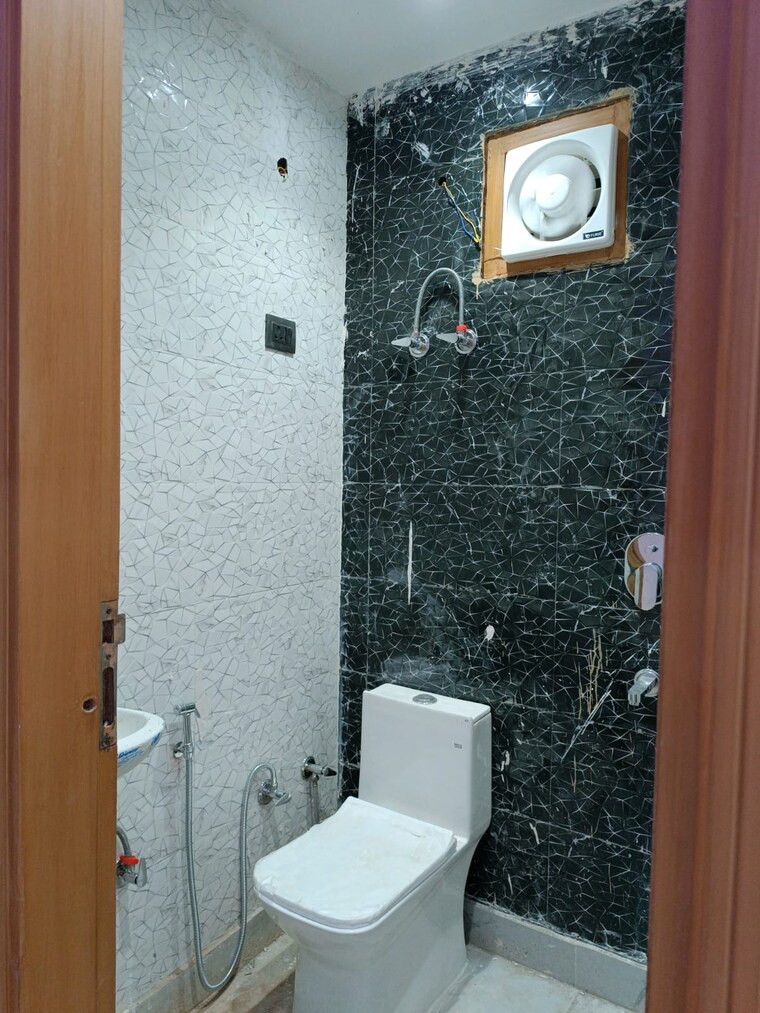 Bathroom, govindpuri 2 Bedroom 75 Sq.Yd. Builder Floor In Govindpuri Delhi 9404605