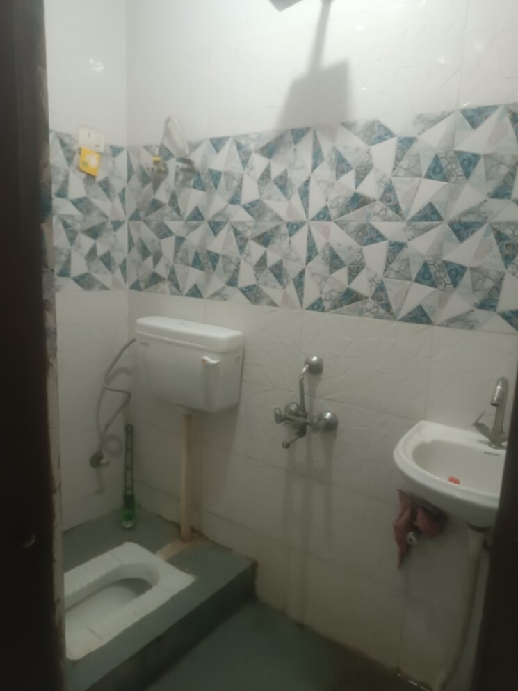 Bathroom, govindpuri 2 Bedroom 630 Sq.Ft. Builder Floor In Govindpuri Delhi 9404661