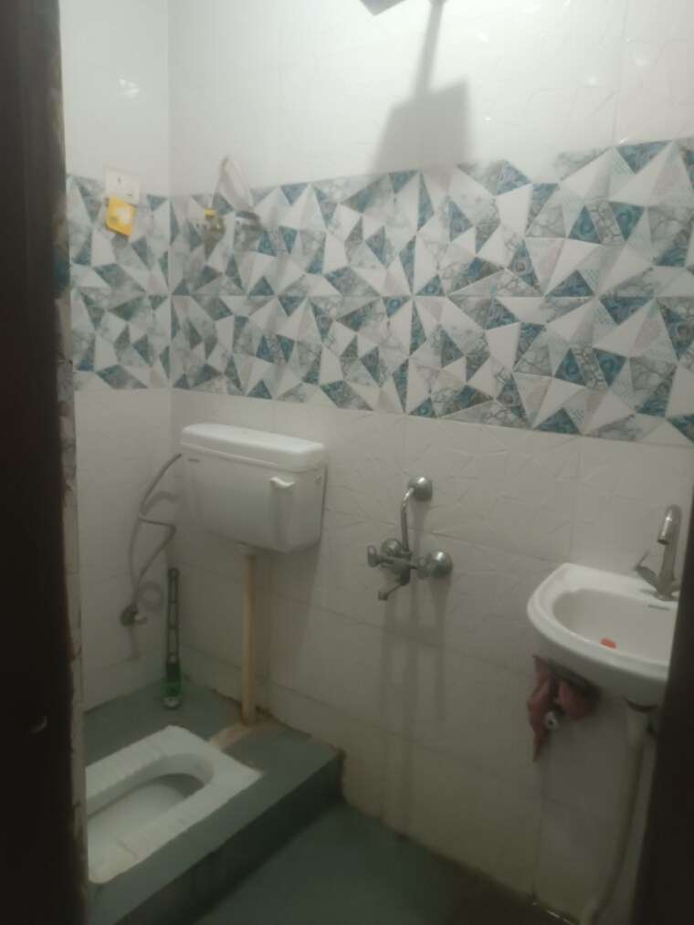 Bathroom, govindpuri 2 Bedroom 630 Sq.Ft. Builder Floor In Govindpuri Delhi 9404661