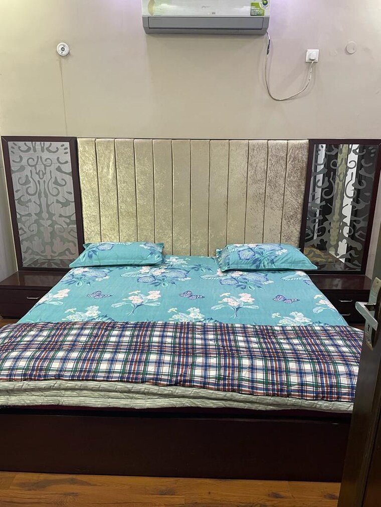 Bedroom, defence colony 2 Bedroom 220 Sq.Yd. Builder Floor In Defence Colony Delhi 9404875