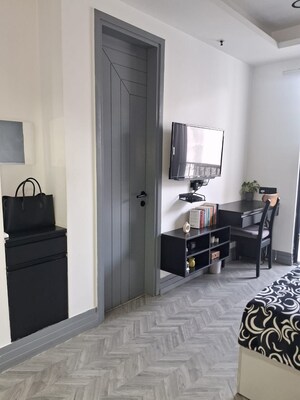 Parking in 1 BHK Apartment at DLF Building 10, Dlf Phase ii – for Rent