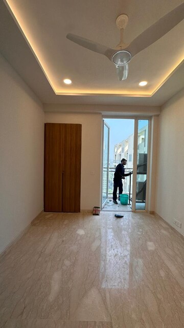 Room in 1 BHK Apartment at DLF Atria, Dlf Phase ii – for Rent