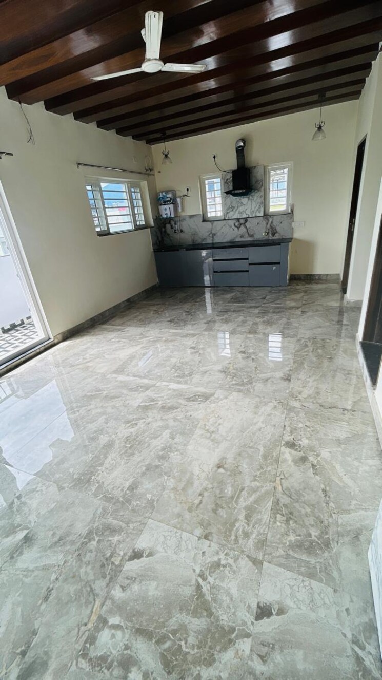 Room, sahastradhara road Studio 50 Sq.Yd. Builder Floor In Sahastradhara Road Dehradun 9405203