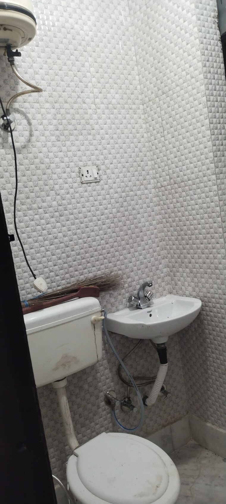 Bathroom, mayur vihar phase 1 2 Bedroom 750 Sq.Ft. Builder Floor In Mayur Vihar Phase 1 Delhi 9405238