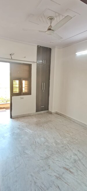 Room in 2 BHK Builder Floor at RWA Residential Society Sector 46, Sector 46 – for Rent
