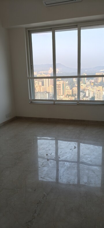 Room in 3 BHK Apartment at Kalpataru Radiance, Goregaon West – for Rent