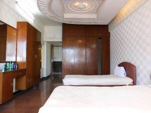 Living Room in 6 BHK Apartment at Breach Candy Gardens, Cumbala Hill – for Rent