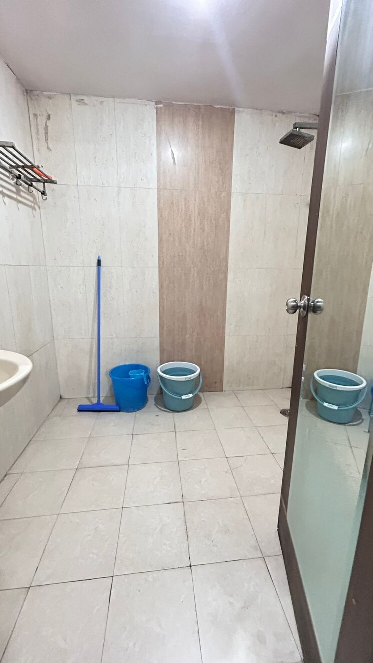 Bathroom, old rajinder nagar 3 Bedroom 900 Sq.Ft. Builder Floor In Old Rajinder Nagar Delhi 9405271