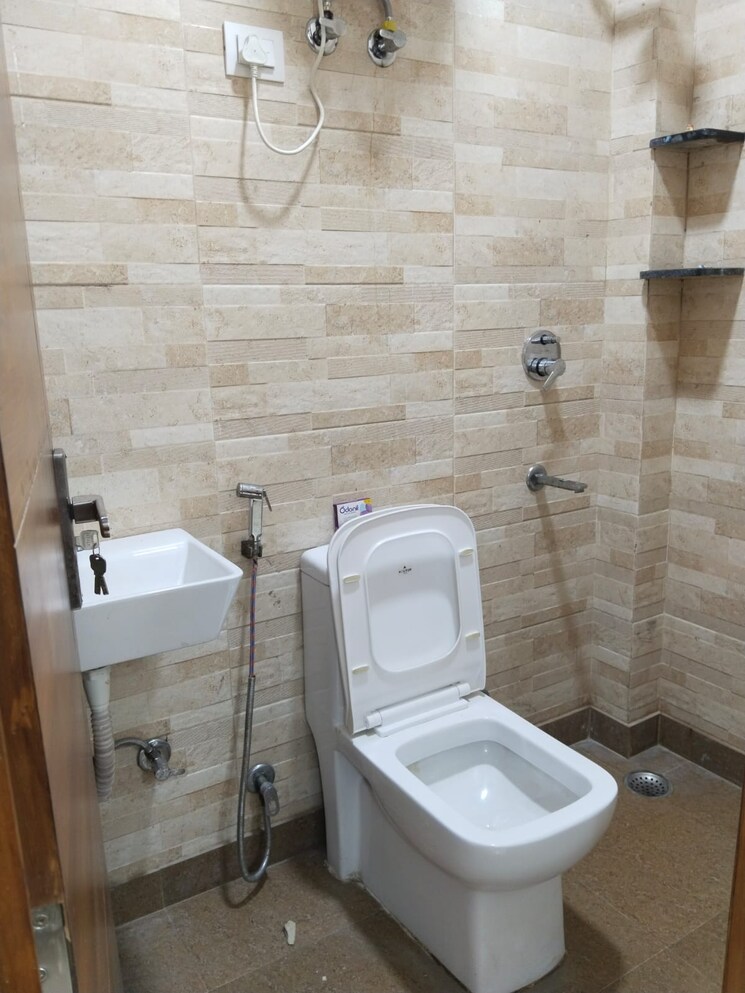 Bathroom, old rajinder nagar 3 Bedroom 900 Sq.Ft. Builder Floor In Old Rajinder Nagar Delhi 9405271