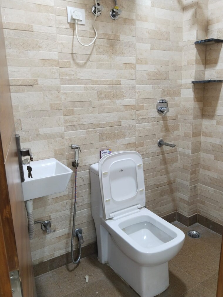 Bathroom, old rajinder nagar 3 Bedroom 900 Sq.Ft. Builder Floor In Old Rajinder Nagar Delhi 9405271