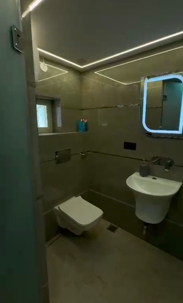 Bathroom, mayur vihar phase 1 3.5 Bedroom 1450 Sq.Ft. Apartment In Mayur Vihar Phase 1 Delhi 9405285