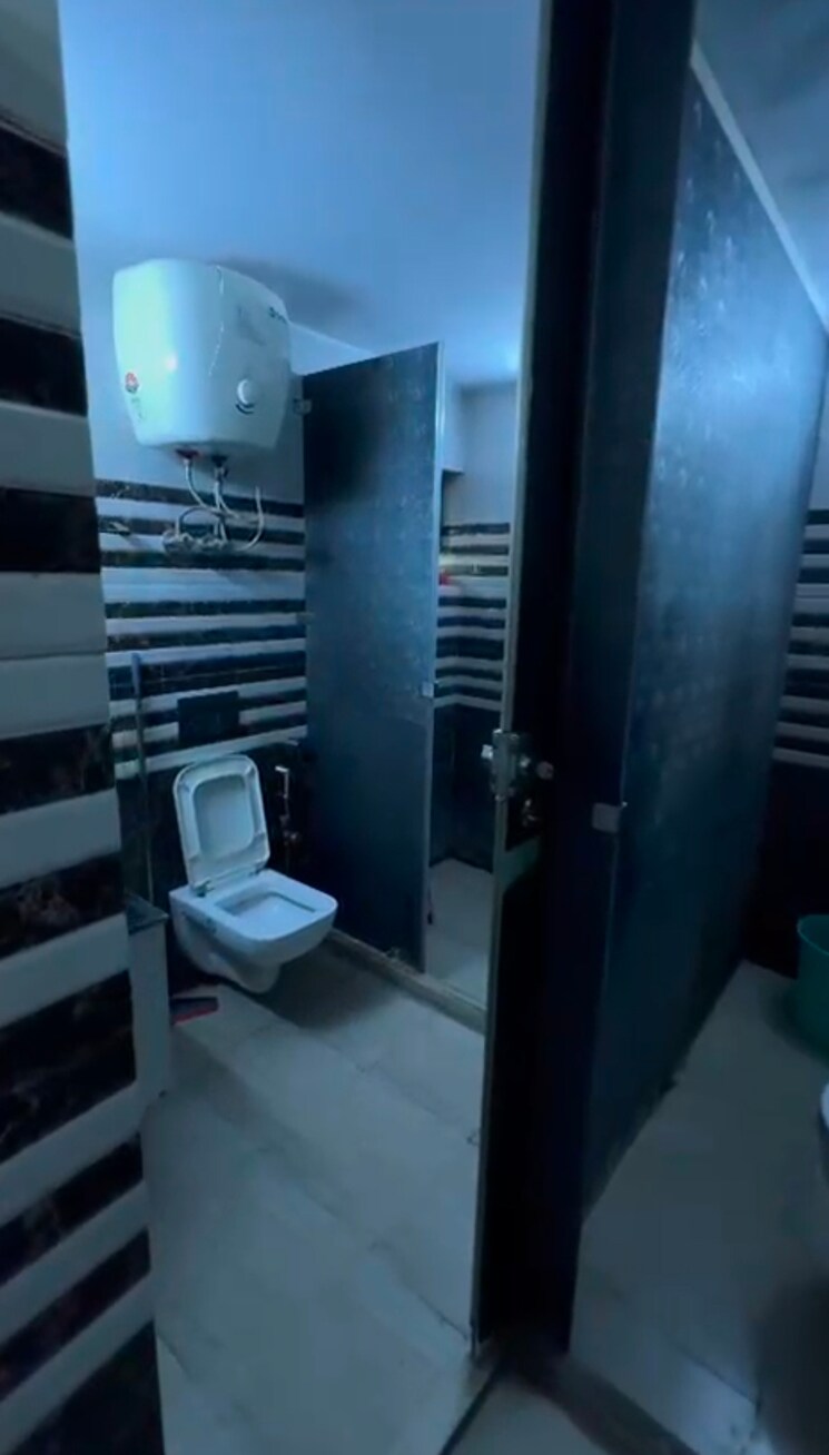 Attached Bathroom, mayur vihar phase 1 3.5 Bedroom 1450 Sq.Ft. Apartment In Mayur Vihar Phase 1 Delhi 9405285