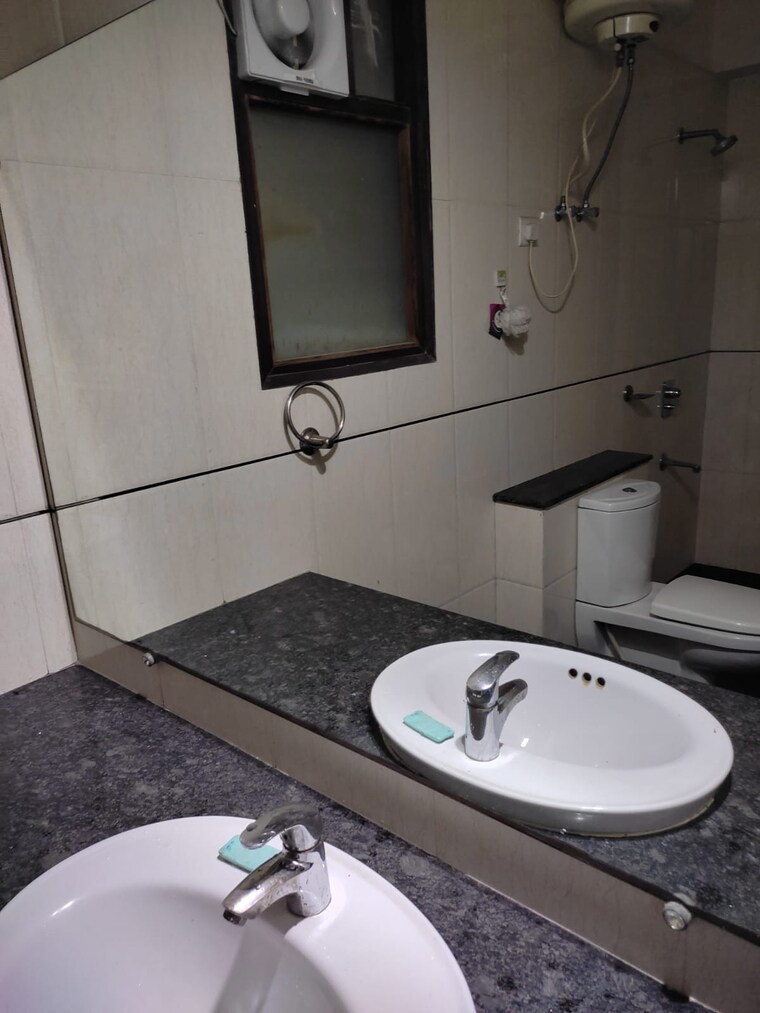 Bathroom, palam-vihar-residents-association 3 Bedroom 204 Sq.Yd. Builder Floor In Palam Vihar Gurgaon 9405290