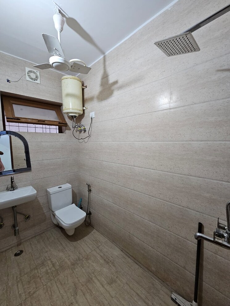 Bathroom, lajpat nagar ii 1 Bedroom 600 Sq.Ft. Builder Floor In Lajpat Nagar ii Delhi 9405294