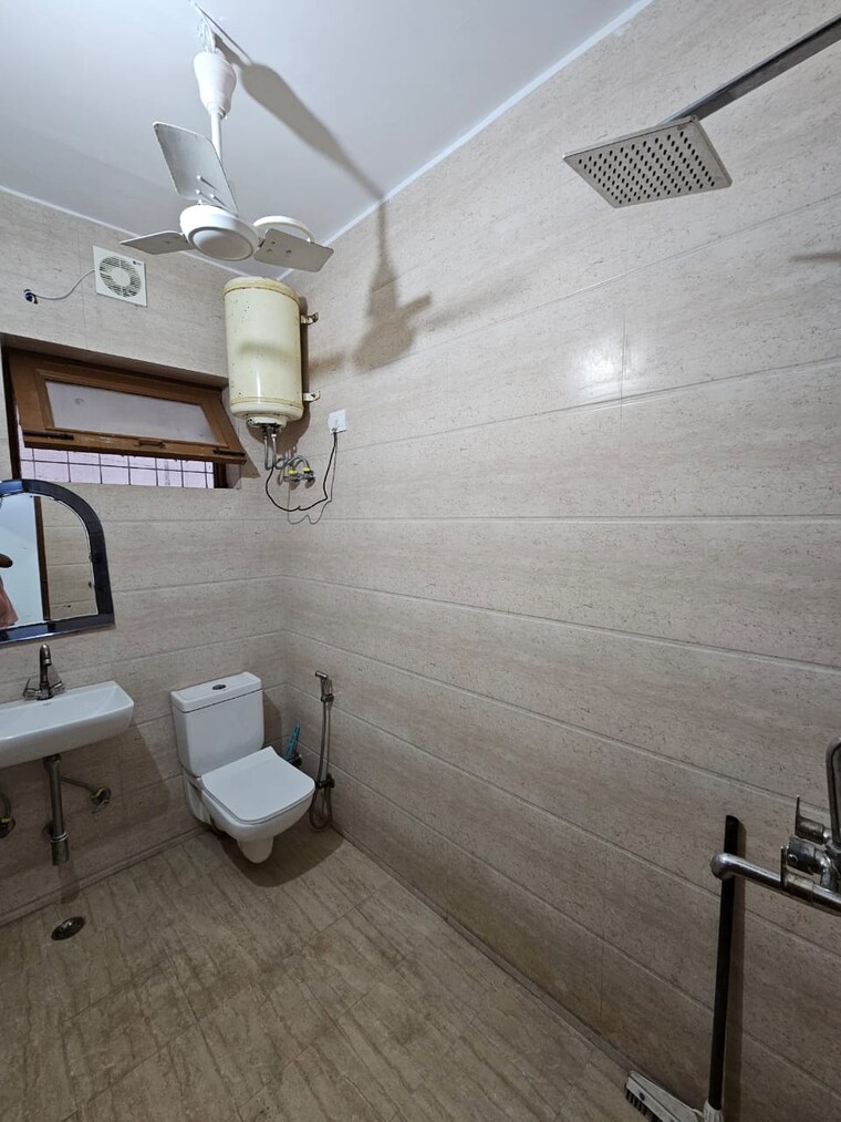 Bathroom, lajpat nagar ii 1 Bedroom 600 Sq.Ft. Builder Floor In Lajpat Nagar ii Delhi 9405294