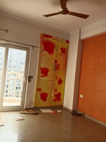 Room in 3 BHK Apartment at Antriksh Golf View, Sector 78 – for Rent