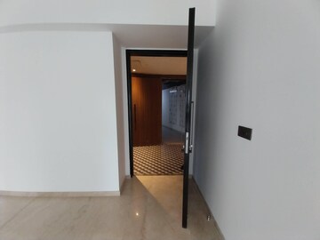 Room in 2 BHK Apartment at Lodha The Park, Worli – for Rent