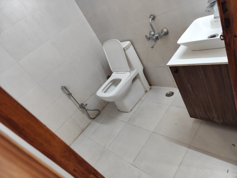 Bathroom, sector 40 Studio 636 Sq.Ft. Builder Floor In Sector 40 Gurgaon 9405327