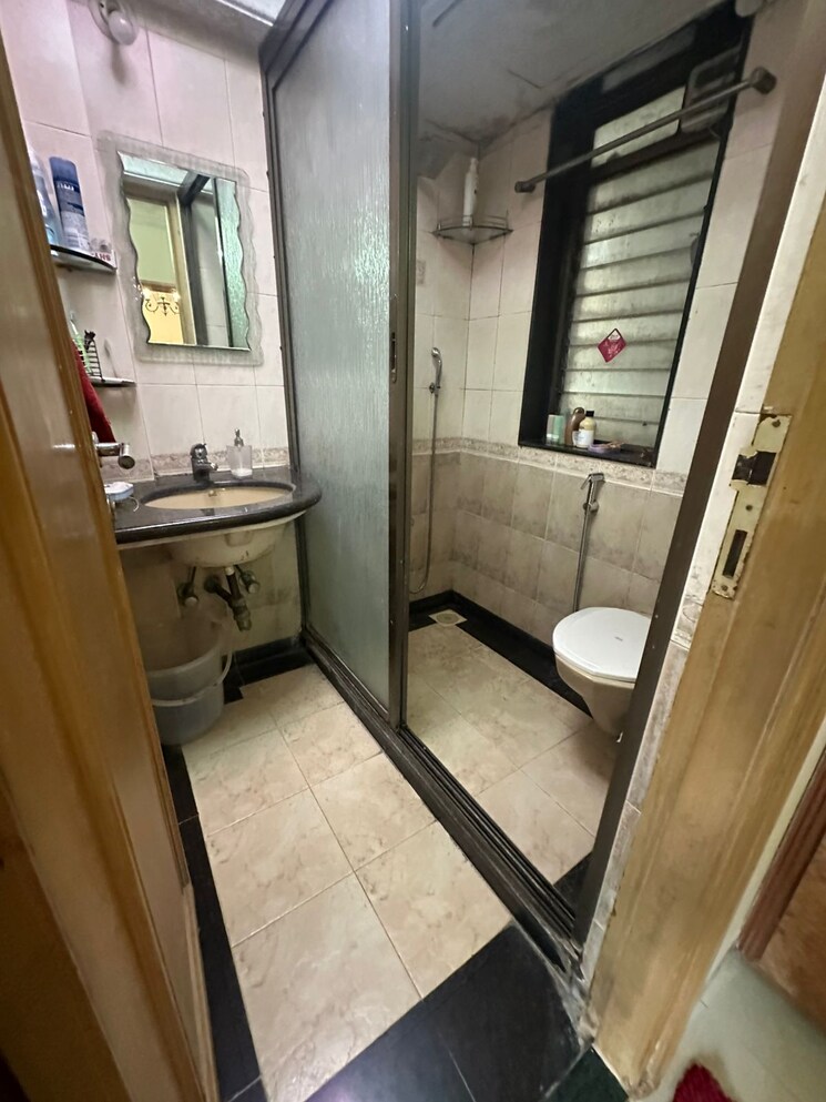 Washroom, khar west 3 Bedroom 900 Sq.Ft. Apartment In Khar West Mumbai 9405369
