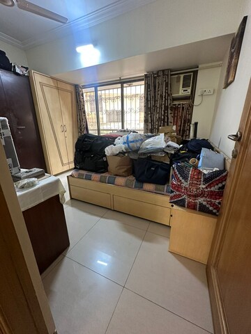 Team Area in 3 BHK Apartment at Khar West – for Rent