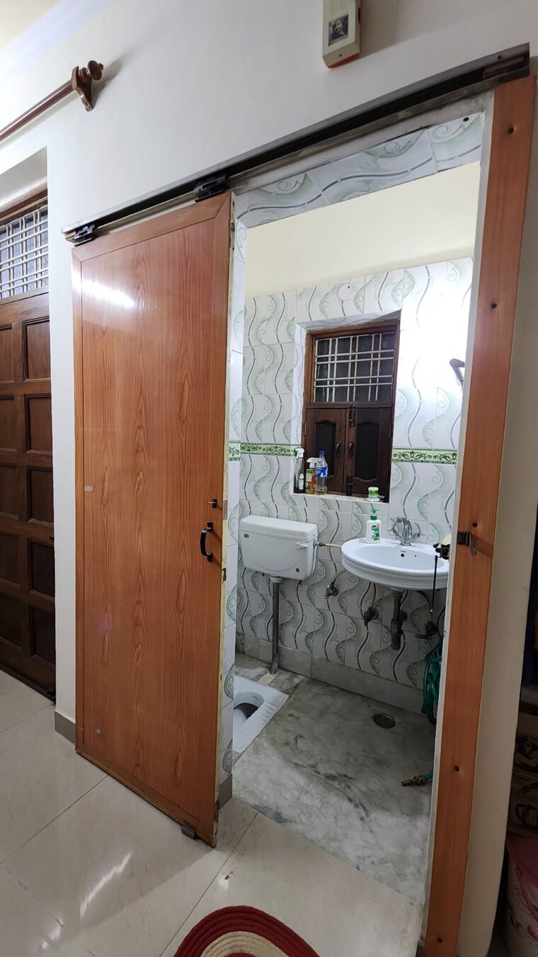 Bathroom, sector 41 3 Bedroom 200 Sq.Yd. Builder Floor In Sector 41 Gurgaon 9405366