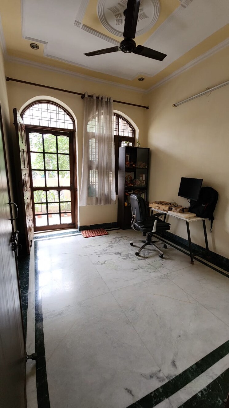 Room, sector 41 3 Bedroom 200 Sq.Yd. Builder Floor In Sector 41 Gurgaon 9405366