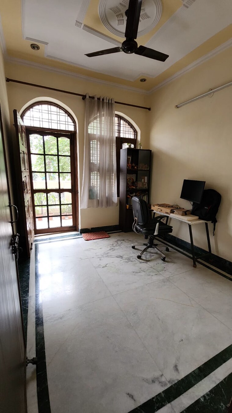 Room, sector 41 3 Bedroom 200 Sq.Yd. Builder Floor In Sector 41 Gurgaon 9405366