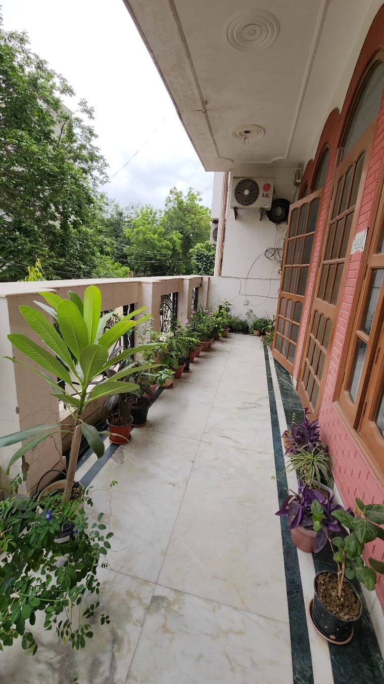 Balcony, sector 41 3 Bedroom 200 Sq.Yd. Builder Floor In Sector 41 Gurgaon 9405366