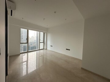 Room in 2 BHK Apartment at Lodha The Park, Worli – for Rent