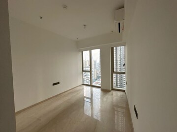 Room in 2 BHK Apartment at Lodha The Park, Worli – for Rent