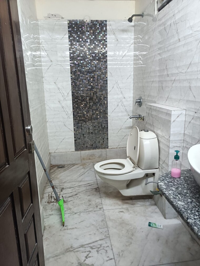 Bathroom, ram vihar 3 Bedroom 1750 Sq.Ft. Builder Floor In Ram Vihar Delhi 9405492