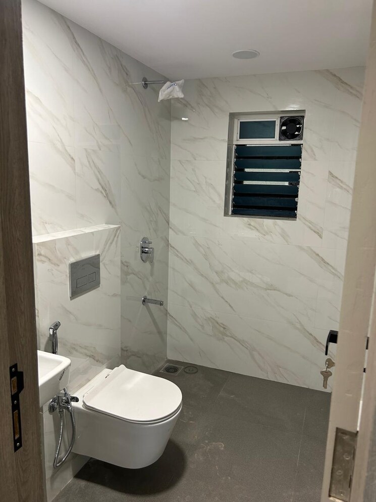 Bathroom, peninsula-celestia-spaces 3 Bedroom 1468 Sq.Ft. Apartment In Parel Mumbai 9405509