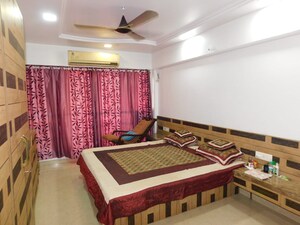 Bedroom in 3 BHK Apartment at Andheri West – for Rent