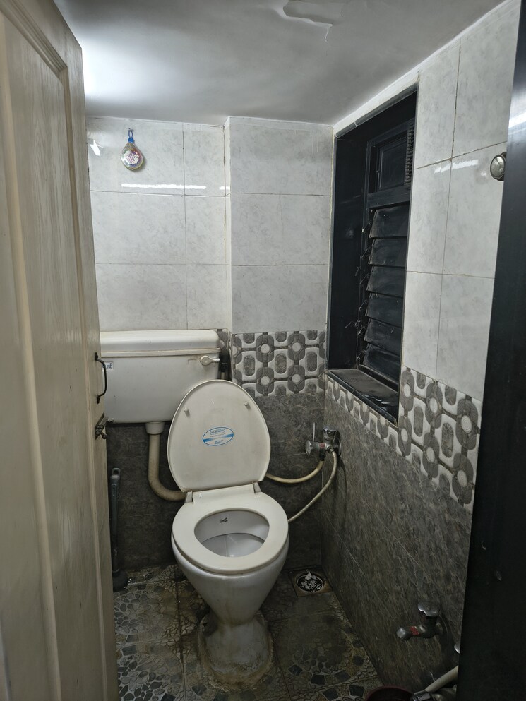 Bathroom, kurla east 1 Bedroom 400 Sq.Ft. Apartment In Kurla East Mumbai 9405551