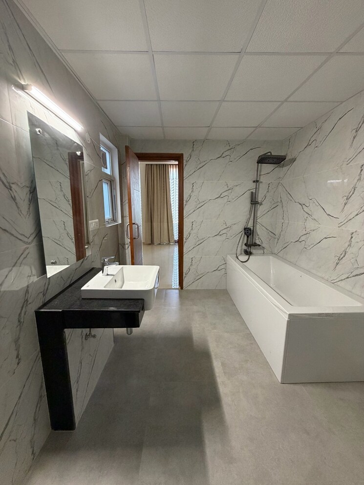 Bathroom, omaxe-lake 5 Bedroom 3550 Sq.Ft. Penthouse In North Mullanpur Chandigarh 9405459