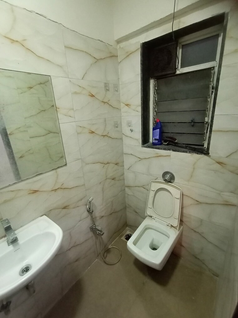 Bathroom, azad-nagar-sangam-chs 2 Bedroom 750 Sq.Ft. Apartment In Andheri West Mumbai 9405638