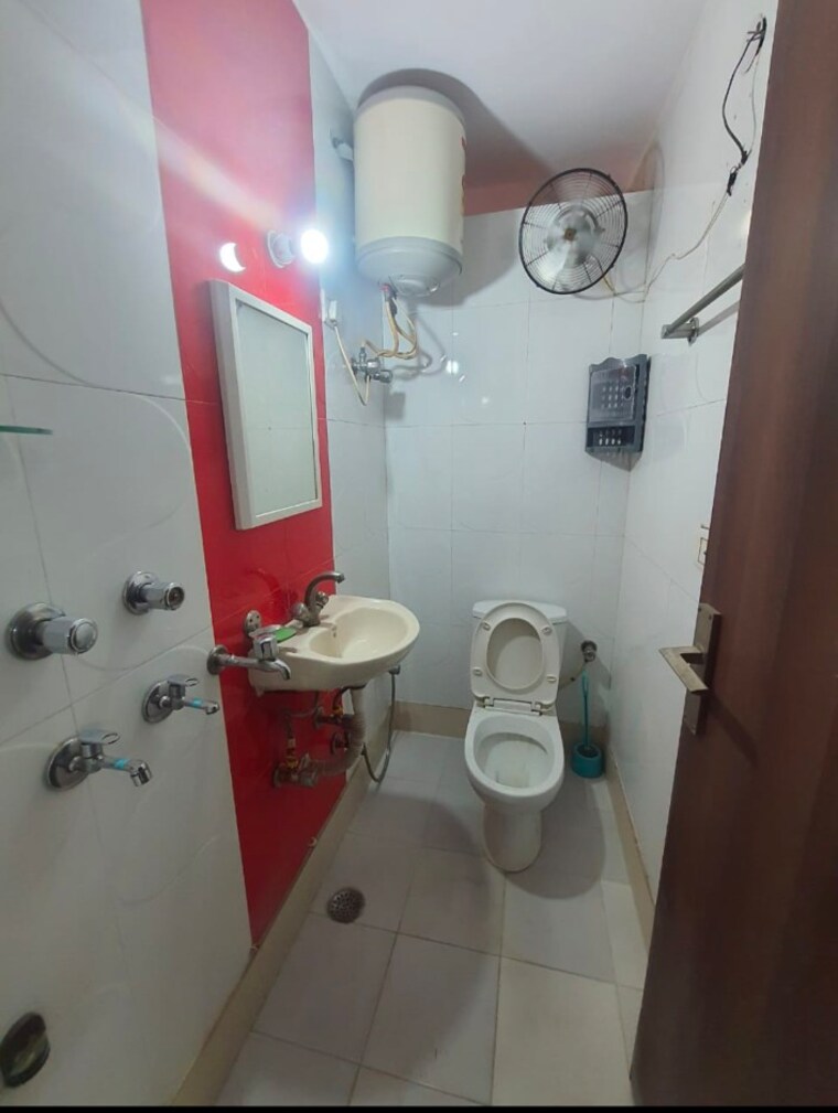 Bathroom, kalkaji 2 Bedroom 950 Sq.Ft. Builder Floor In Kalkaji Delhi 9405720