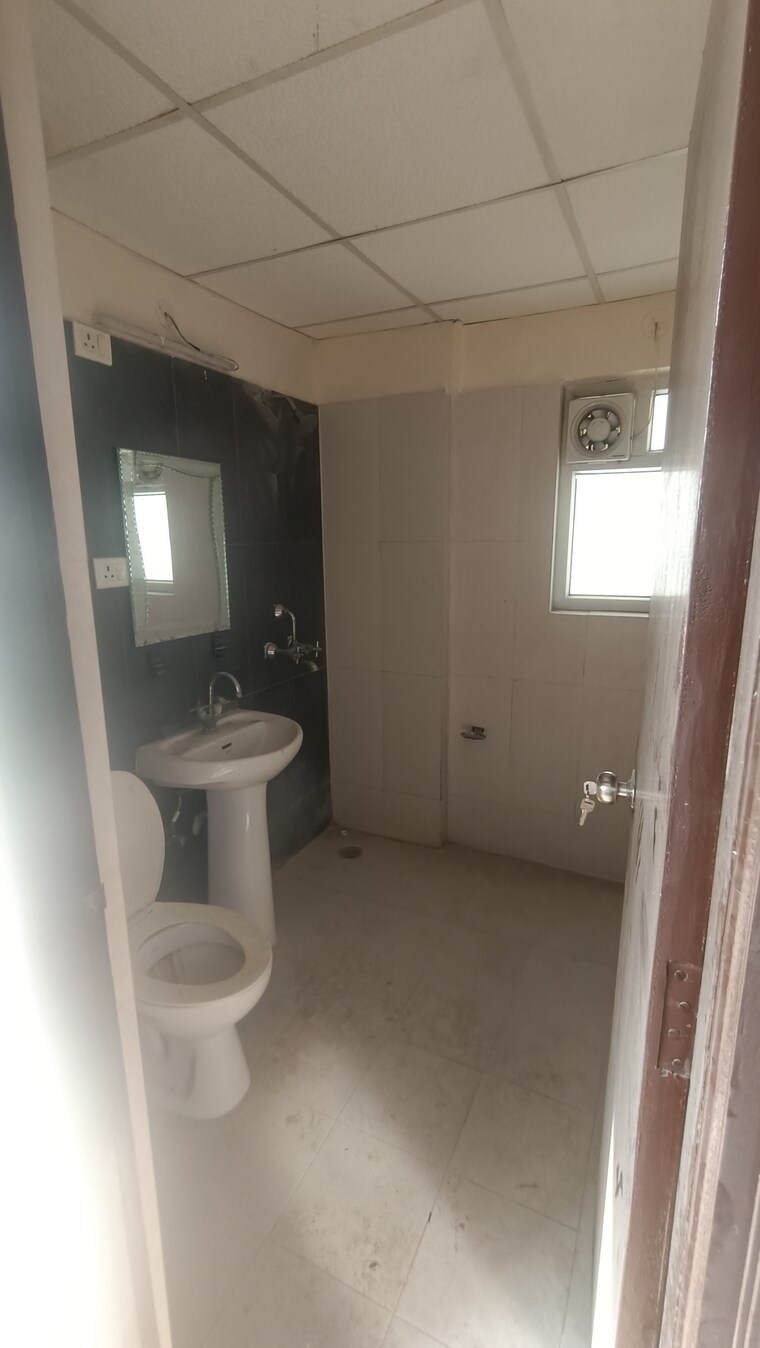 Bathroom, prateek-wisteria 3 Bedroom 1560 Sq.Ft. Apartment In Sector 77 Noida 9405743