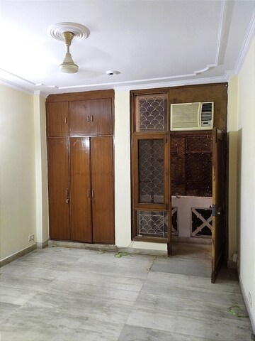 Master Bedroom in 2 BHK Builder Floor at Chittaranjan Park – for Rent