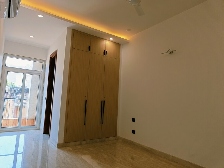 Room, shivalik colony 3 Bedroom 1800 Sq.Ft. Builder Floor In Shivalik Colony Delhi 9405756