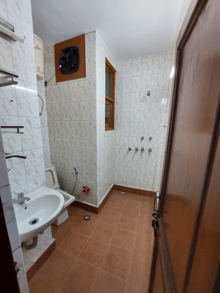 Attached Bathroom, kalkaji 2 Bedroom 1000 Sq.Ft. Builder Floor In Kalkaji Delhi 9405760