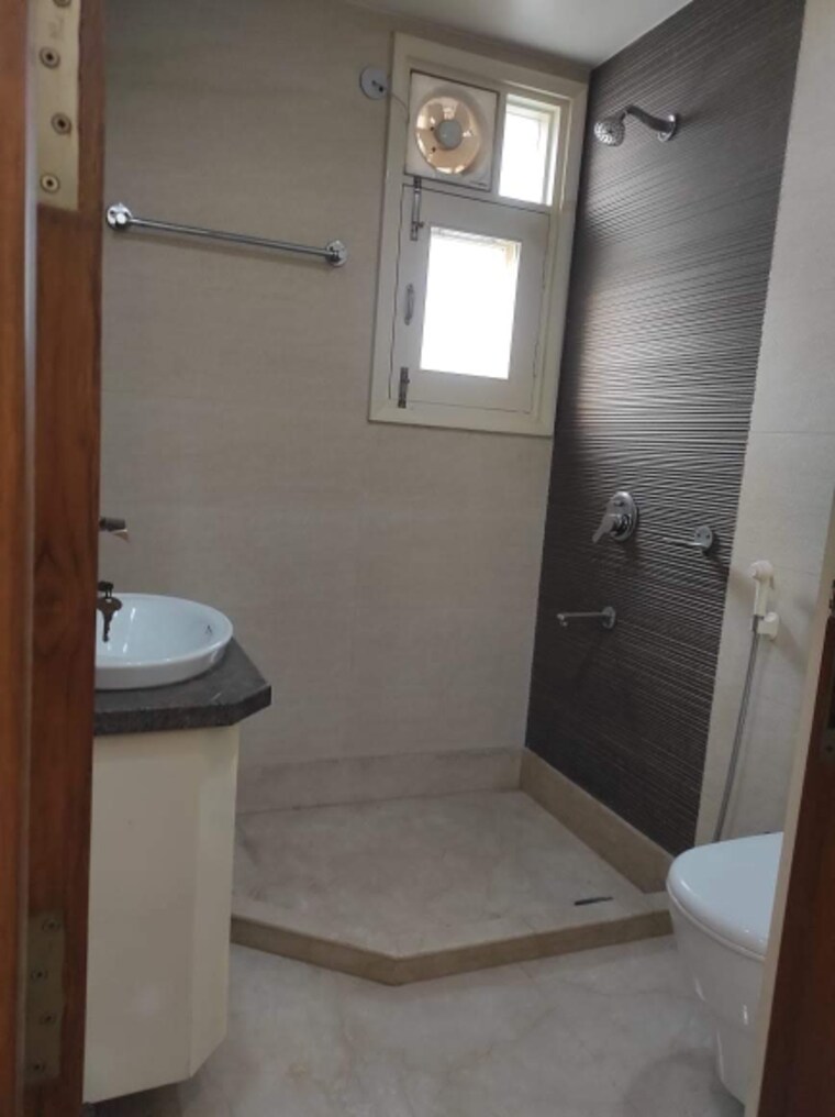 Attached Bathroom, chittaranjan park 3 Bedroom 1600 Sq.Ft. Builder Floor In Chittaranjan Park Delhi 9405773