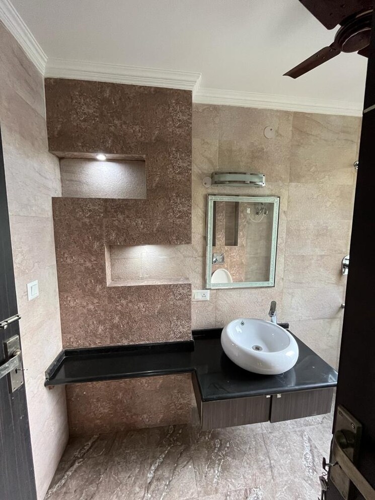 Bathroom, greater kailash i 4 Bedroom 4500 Sq.Ft. Builder Floor In Greater Kailash I Delhi 9405780