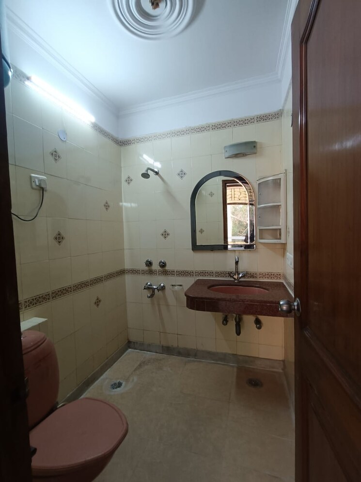 Bathroom, east-of-kailash-block-b-rwa 2 Bedroom 150 Sq.Yd. Builder Floor In East Of Kailash Delhi 9405793