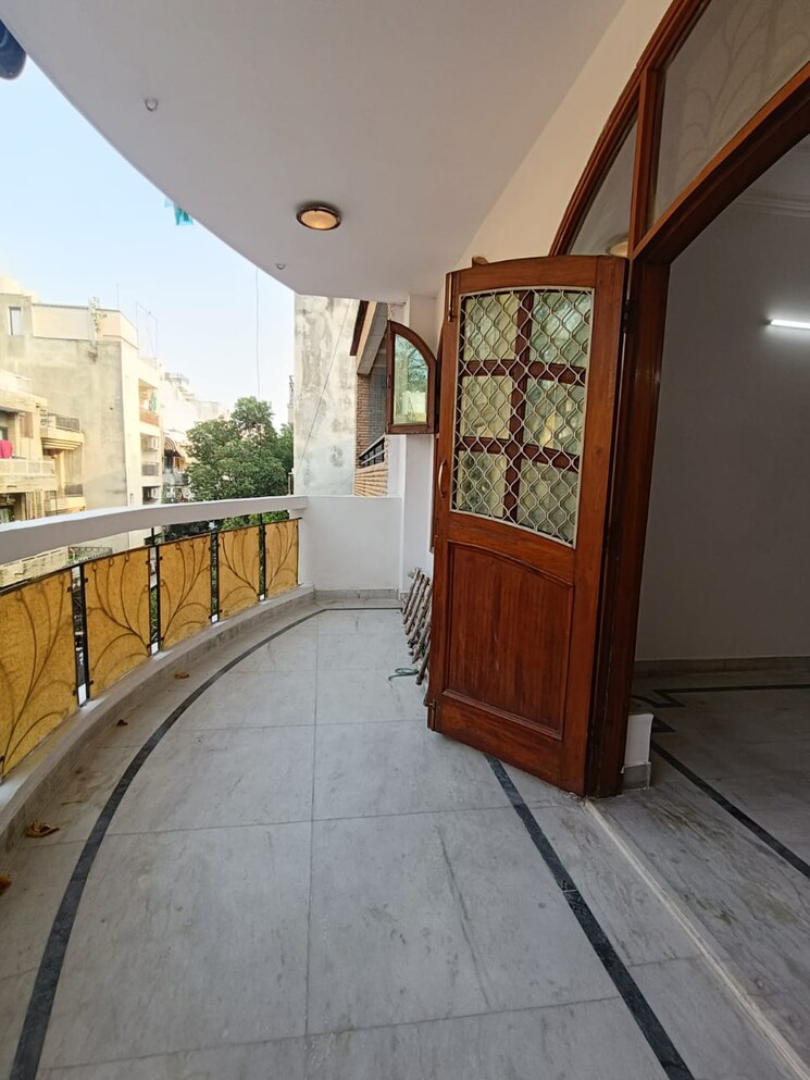 Balcony, east-of-kailash-block-b-rwa 2 Bedroom 150 Sq.Yd. Builder Floor In East Of Kailash Delhi 9405793