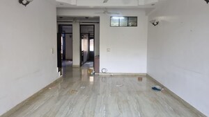 Room in 3 BHK Builder Floor at RWA Chittaranjan Park Block R, Chittaranjan Park – for Rent