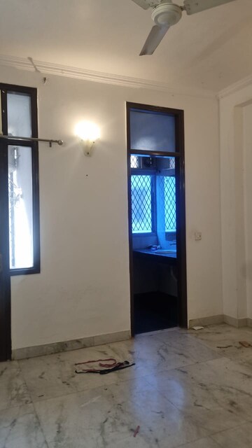 Room in 3 BHK Builder Floor at RWA Chittaranjan Park Block R, Chittaranjan Park – for Rent